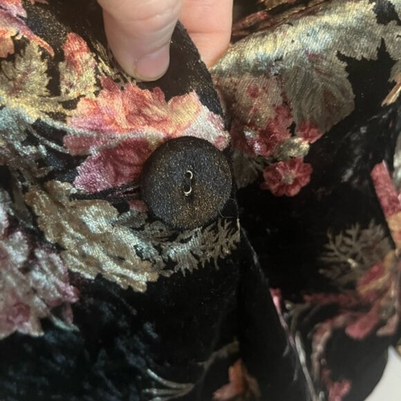 MINKPINK velvet jacket pockets and covered button and floral pattern - Picture 4 of 5